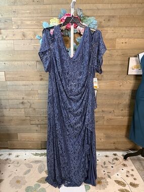Elegant Blue Lace Evening Gown plus 24 W